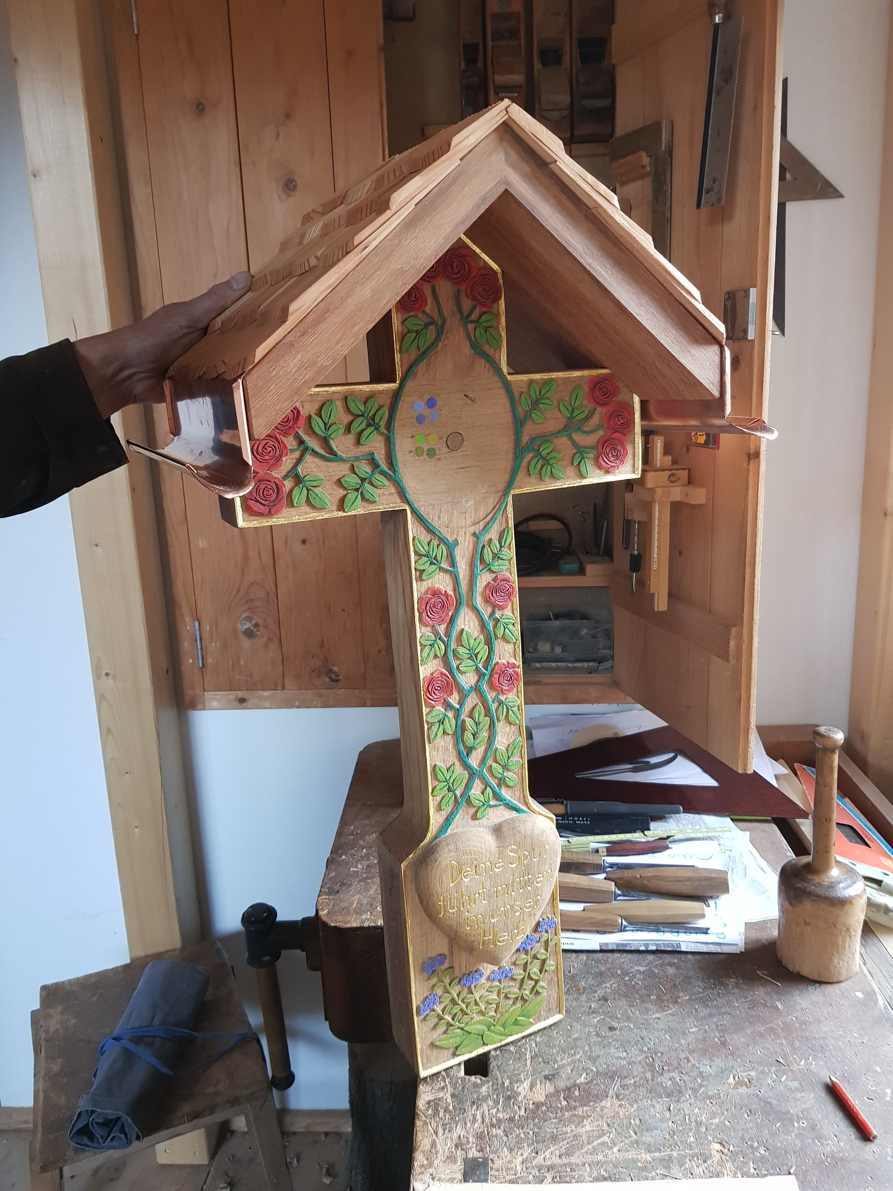 Grabmal mit Corpus als Relief