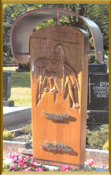 Grabmal mit Corpus als Relief