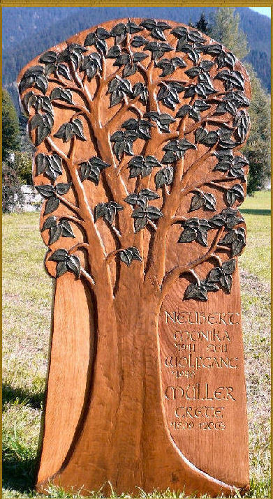 Grabmal mit Corpus als Relief