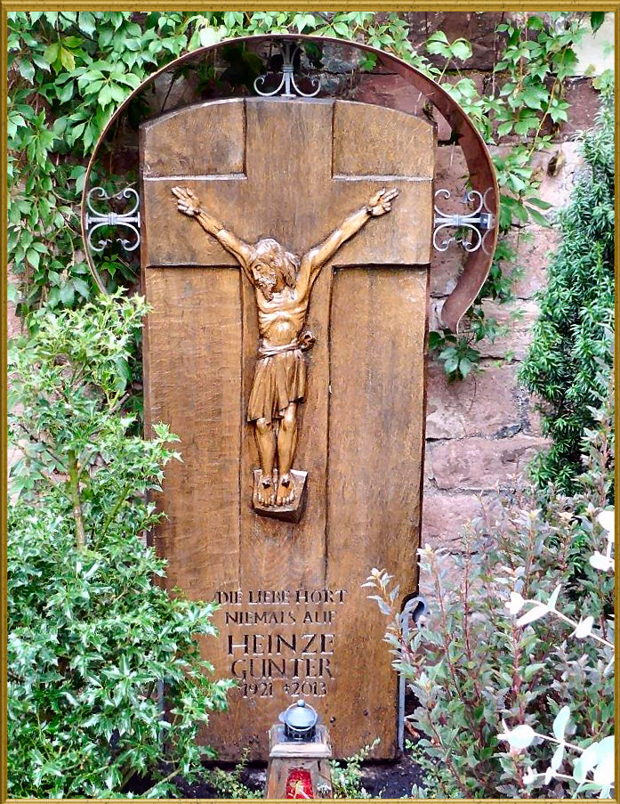 Grabmal mit Corpus als Relief