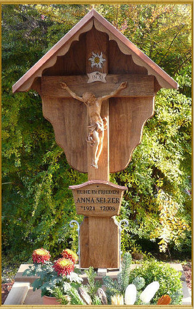 Grabmal mit Corpus als Relief