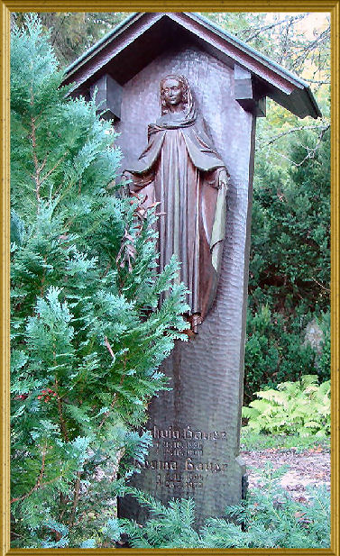 Grabmal mit Corpus als Relief