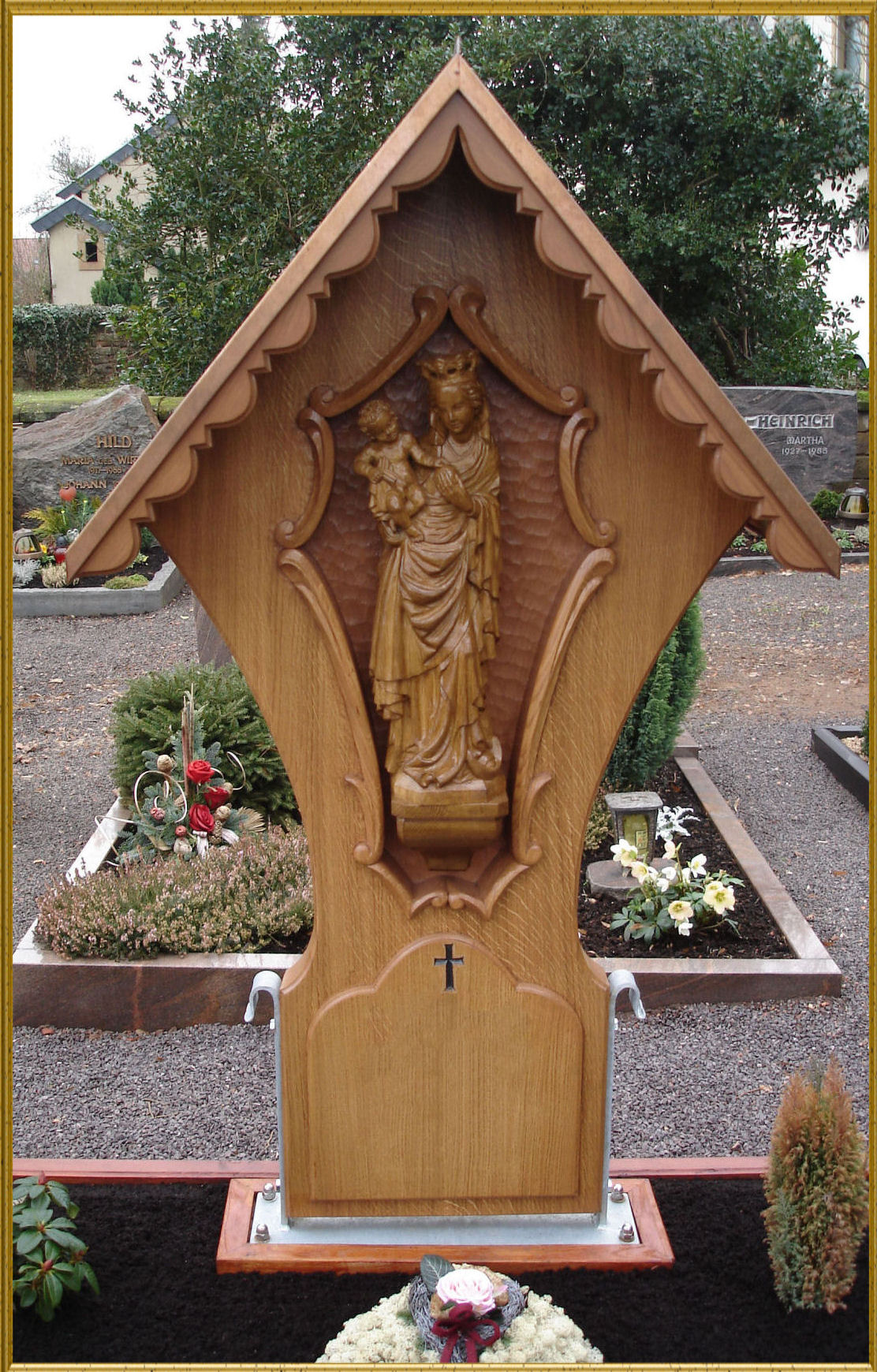 Grabmal mit Corpus als Relief