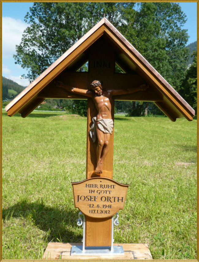 Grabmal mit Corpus als Relief