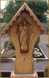 Heilige Maria aus Eiche Holzgrabmal aus Eiche mit Balkenschuh befestig Grabkreuz und Grabzeichen solide auf dem Fundament
